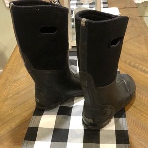 Men’s size 8. Field and Stream rubber chore boots